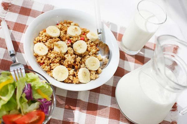 Nên ăn sáng bằng ngũ cốc, sữa, sữa chua, những thức ăn giàu protein, canxi và kali